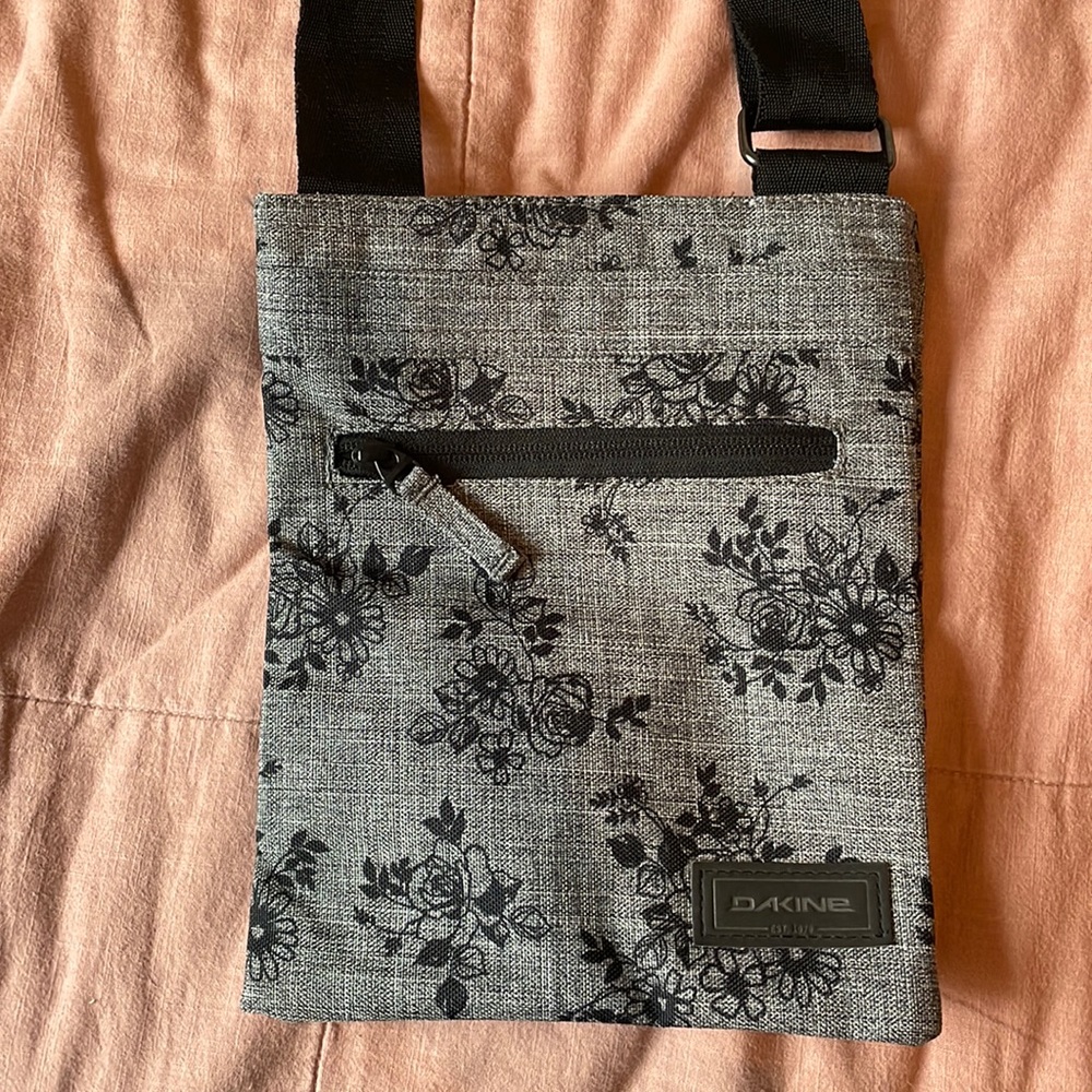Dakine cross body purse